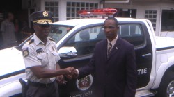 De korpschef krijgt de autosleutels overhandigd van de minister